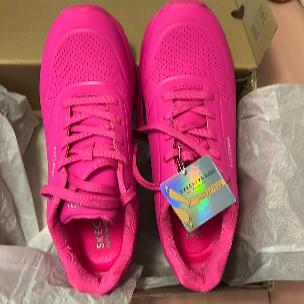 Hot pink Sketchers Street with air-cooled memory foam. New never worn with box.